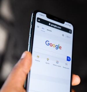 SEO Schwerin - Google in mobiler Ansicht auf dem Smartphone